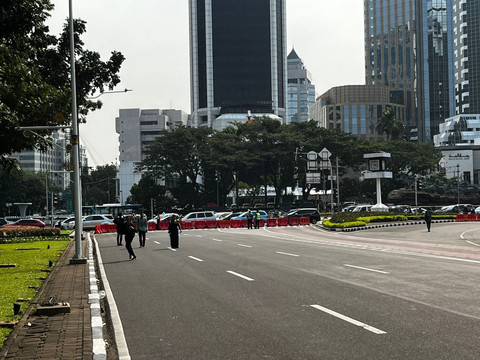 Petugas mulai membelokir jalan menjelang unjuk rasa pengemudi Ojol di Jalan Merdeka Selatan, Jakarta Pusat, Senin (21/7). Foto: Rayyan Farhansyah/kumparan