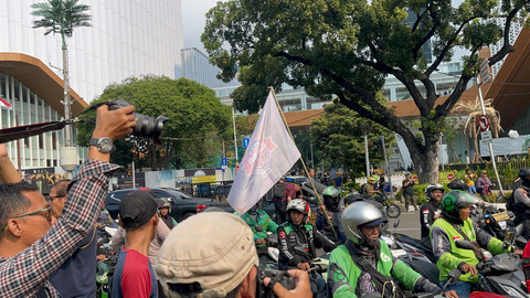 Massa pengemudi Ojol mulai berdatangan saat menggelar unjuk rasa di Jalan Merdeka Selatan, Jakarta Pusat, Senin (21/7). Foto: Rayyan Farhansyah/kumparan