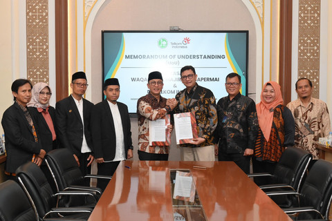EVP Telkom Regional II Edie Kurniawan (Keempat dari kanan) dan Ketua Yayasan Waqaf Al Muhajirien Jakapermai Mohammad Syafiudin (Kelima dari kiri) beserta jajaran dari masing-masing pihak usai penandatanganan MoU, di Bekasi, Jumat (18/7). Foto: Telkom Indonesia