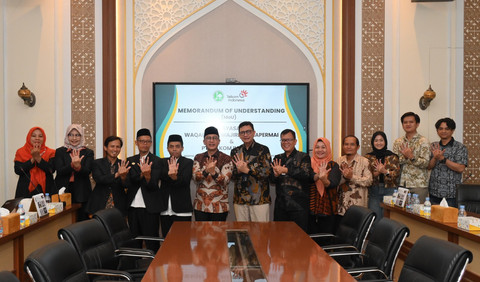 EVP Telkom Regional II Edie Kurniawan (Keempat dari kanan) dan Ketua Yayasan Waqaf Al Muhajirien Jakapermai Mohammad Syafiudin (Kelima dari kiri) beserta jajaran dari masing-masing pihak usai penandatanganan MoU, di Bekasi, Jumat (18/7). Foto: Telkom Indonesia