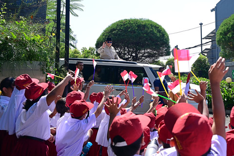 Presiden Prabowo Subianto menyapa warga saat menghadiri acara peluncuran kelembagaan 80 ribu Koperasi Desa/Kelurahan Merah Putih di Klaten, Jawa Tengah. Foto: Dok. Muchlis Jr - Biro Pers Sekretariat Presiden