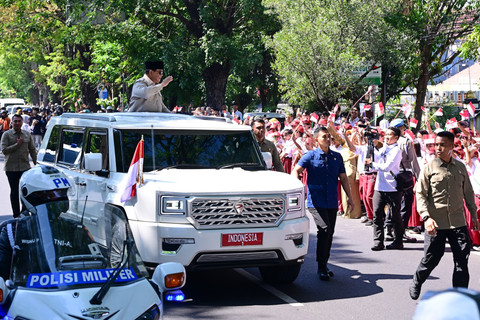 Presiden Prabowo Subianto menyapa warga saat menghadiri acara peluncuran kelembagaan 80 ribu Koperasi Desa/Kelurahan Merah Putih di Klaten, Jawa Tengah. Foto: Dok. Muchlis Jr - Biro Pers Sekretariat Presiden