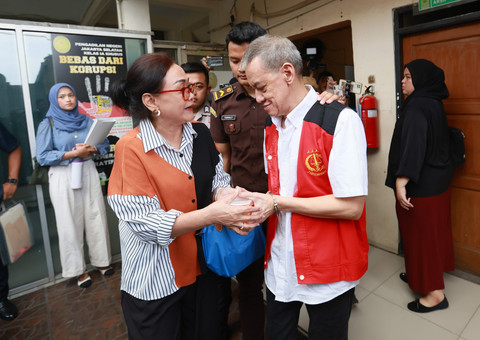 Terdakwa Fariz RM disambut istrinya jelang sidang tuntutan di Pengadilan Negeri Jakarta Selatan, Jakarta, Senin, (21/7/2025). Foto: Agus Apriyanto