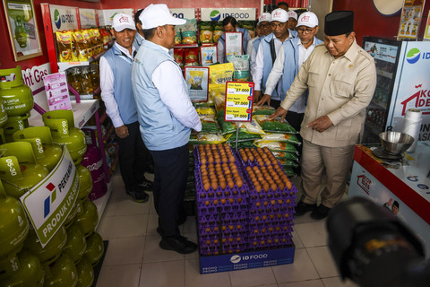 Presiden Prabowo Subianto (kanan) didampingi Menko Bidang Pangan Zulkifli Hasan (kedua kanan), Menteri Koperasi Budi Arie (ketiga kanan) meninjau gerai koperasi usai peluncuran Koperasi Desa/Kelurahan Merah Putih di Desa Bentangan, Klaten. Foto: ANTARA FOTO/Galih Pradipta