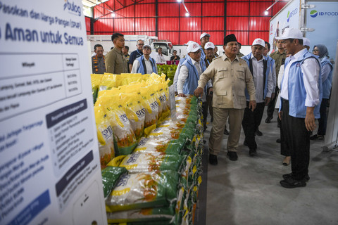 Presiden Prabowo Subianto (tengah) didampingi Menko Bidang Pangan Zulkifli Hasan (ketiga kiri), Menteri Pertanian Andi Amran Sulaiman (kanan), Menteri Koperasi Budi Arie (kedua kanan) meninjau gudang koperasi usai peluncuran Koperasi Desa/Kelurahan. Foto: ANTARA FOTO/Galih Pradipta