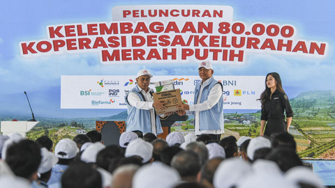 Menteri Pertahanan Sjafrie Sjamsoeddin (kedua kanan) menyerahk...                    </div>

                    <div class=