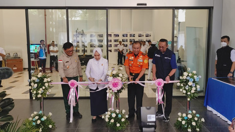 Kepala BMKG Dwikorita Karnawati meresmikan gedung baru yang tahan gempa di Kompleks Kantor Pusat BMKG, Jakarta Pusat, Senin (21/7/2025). Foto: Jonathan Devin/kumparan