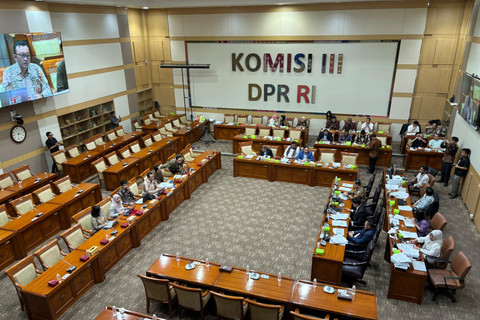 Komisi III DPR RI menggelar RDPU terkait RUU KUHAP bersama YLBHI di Kompleks Parlemen, Senayan, Jakarta Pusat pada Senin (21/7/2025). Foto: Abid R... </div>
<div class=