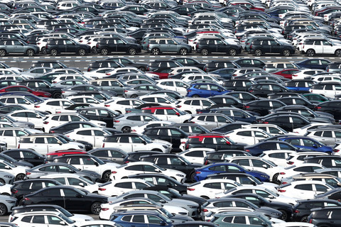 Mobil-mobil yang diimpor atau menunggu diekspor diparkir di pelabuhan Zeebrugge, Belgia, Jumat (18/7/2025). Foto: Yves Herman/REUTERS