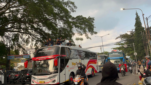Bus-bus berjejer jelang Jembatan Pasupati Bandung, Senin (21/7/2025). Foto: Alya Zahra/kumparan