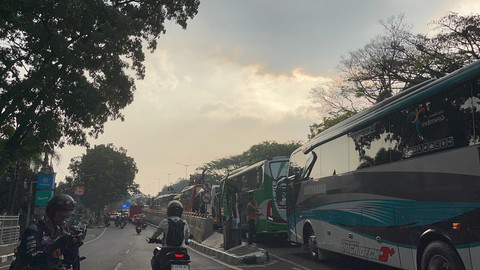 Bus-bus berjejer jelang Jembatan Pasupati Bandung, Senin (21/7/2025). Foto: Alya Zahra/kumparan