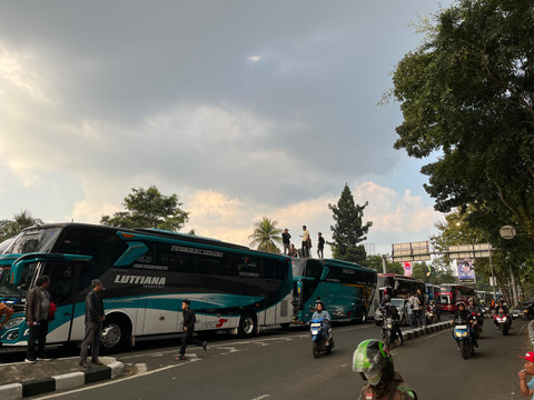 Bus-bus berjejer jelang Jembatan Pasupati Bandung, Senin (21/7/2025). Foto: Alya Zahra/kumparan