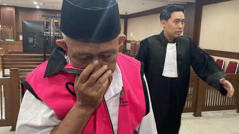 Lurah Kelapa Dua, Kebon Jeruk, Jakarta Barat periode 2015-2017, Herman, usai menjalani sidang putusan terkait kasus pungli terhadap warganya dalam pengurusan surat tanah, di Pengadilan Tipikor Jakarta, Senin (21/7/2025). Foto: Fadhil Pramudya/kumparan