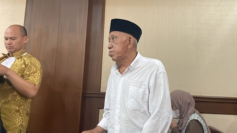 Lurah Kelapa Dua, Kebon Jeruk, Jakarta Barat periode 2015-2017, Herman, saat menjalani sidang putusan terkait kasus pungli terhadap warganya dalam pengurusan surat tanah, di Pengadilan Tipikor Jakarta, Senin (21/7/2025). Foto: Fadhil Pramudya/kumparan
