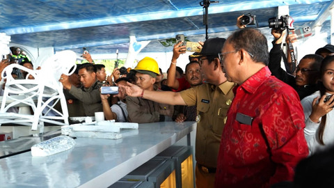 Pembongkaran unit tempat usaha diduga ilegal berdiri di sepanjang pesisir dan tepi jurang Pantai Bingin, Desa Pecatu, Kecamatan Kuta Selatan, Kabupaten Badung, Bali, Senin (21/7/2025). Foto: Dok. Istimewa