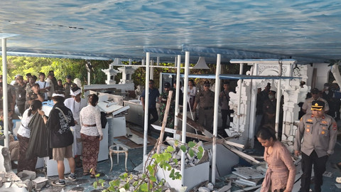 Pembongkaran unit tempat usaha diduga ilegal berdiri di sepanjang pesisir dan tepi jurang Pantai Bingin, Desa Pecatu, Kecamatan Kuta Selatan, Kabupaten Badung, Bali, Senin (21/7/2025). Foto: Dok. Istimewa