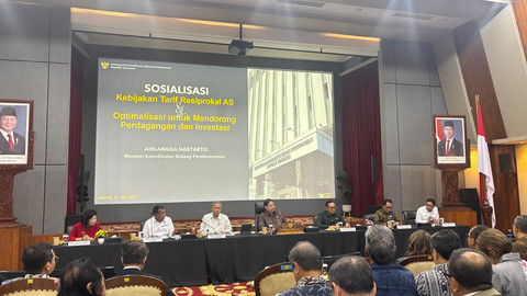 Menko Bidang Perekonomian Airlangga Hartarto dalam Sosialisasi Kebijakan Tarif Resiprokal di kantornya, Senin (21/7/2025). Foto: Ave Airiza Gunanto/kumparan