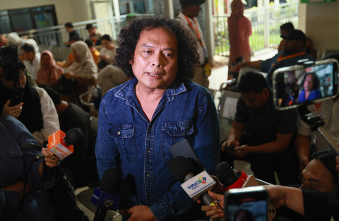 Terdakwa Fariz RM bersama kuasa hukumnya Deolipa Yumara saat menjalani sidang tuntutan di Pengadilan Negeri Jakarta Selatan, Jakarta, Senin, (21/7/2025). Foto: Agus Apriyanto