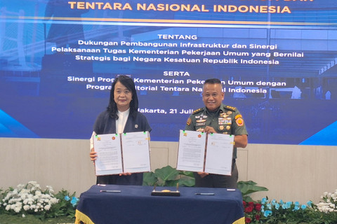 Wakil Menteri PU Diana Kusumastuti dan Inspektur Jenderal Mabes TNI, Letnan Jenderal (TNI) Saleh Mustafa dalam penandatanganan kerja sama dengan TNI di Kantor Kementerian PU Jakarta Selatan pada Senin (21/7/2025). Foto: Argya Maheswara/kumparan