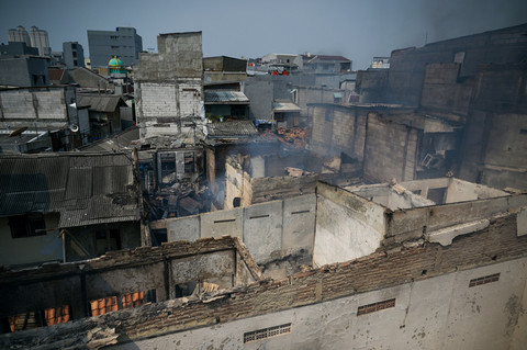 Suasana lokasi kebakaran permukiman penduduk di Duri Utara, Tambora, Jakarta, Senin (21/7/2025). Foto: Fauzan/ANTARA FOTO