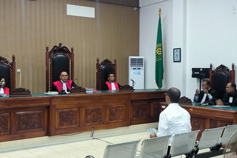 Eks Kapolres Ngada Fajar Widyadharma Lukman Sumaatmadja (kemeja putih) saat menjalani sidang lanjutan di PN Kupang, Senin (21/7/2025). Foto: Dok. Istimewa