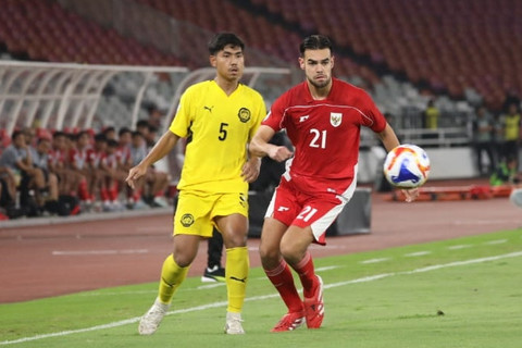 Pemain Timnas U-23 Indonesia Jens Raven berebut bola dengan pemain Timnas U-23 Malaysia Muhammad Shafizan pada pertandingan Grup A Piala AFF U-23 2025 di Stadion Utama Gelora Bung Karno (SUGBK), Senayan, Jakarta, Senin (21/7/2025). Foto: Syawal Darisman/kumparan