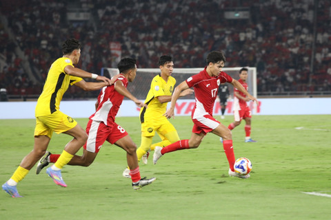 Pemain Timnas U-23 Indonesia Victor Dethan berusaha melewati pemain Timnas U-23 Malaysia El Basheer pada pertandingan Grup A Piala AFF U-23 2025 di Stadion Utama Gelora Bung Karno (SUGBK), Senayan, Jakarta, Senin (21/7/2025). Foto: Syawal Darisman/kumparan