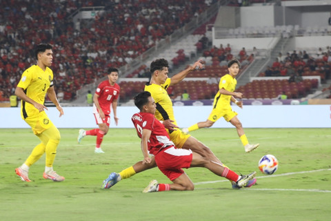 Pemain Timnas U-23 Indonesia Rayhan Hanna berebut bola dengan pemain Timnas U-23 Malaysia pada pertandingan Grup A Piala AFF U-23 2025 di Stadion Utama Gelora Bung Karno (SUGBK), Senayan, Jakarta, Senin (21/7/2025).
Foto: Syawal Darisman/kumparan