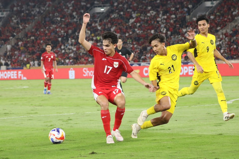 Pemain Timnas U-23 Indonesia Victor Dethan berusaha melewati pemain Timnas U-23 Malaysia Muhammad Aiman Yusuf pada pertandingan Grup A Piala AFF U-23 2025 di Stadion Utama Gelora Bung Karno (SUGBK), Senayan, Jakarta, Senin (21/7/2025). Foto: Syawal Darisman/kumparan