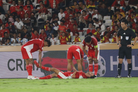 Pemain Timnas U-23 Indonesia mengalami cidera saat melawan Timnas U-23 Malaysia pada pertandingan Grup A Piala AFF U-23 2025 di Stadion Utama Gelora Bung Karno (SUGBK), Senayan, Jakarta, Senin (21/7/2025). Foto: Syawal Darisman/kumparan