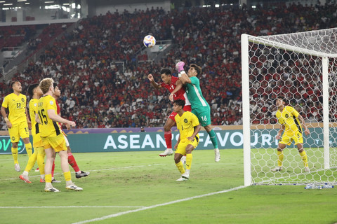 Pemain Timnas U-23 Indonesia Kakang Rudianto berebut bola dengan penjaga gawang Timnas U-23 Malaysia Zulhilmi pada pertandingan Grup A Piala AFF U-23 2025 di Stadion Utama Gelora Bung Karno (SUGBK), Senayan, Jakarta, Senin (21/7/2025). Foto: Syawal Darisman/kumparan