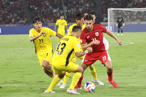 Pemain Timnas U-23 Indonesia Jens Raven berebut bola dengan pemain Timnas U-23 Malaysia Ahmad Aysar pada pertandingan Grup A Piala AFF U-23 2025 di Stadion Utama Gelora Bung Karno (SUGBK), Senayan, Jakarta, Senin (21/7/2025). Foto: Syawal Darisman/kumparan