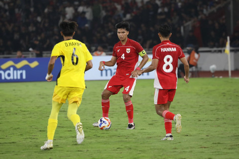 Pemain Timnas U-23 Indonesia Kadel Arel saat melawan Timnas U-23 Malaysia pada pertandingan Grup A Piala AFF U-23 2025 di Stadion Utama Gelora Bung Karno (SUGBK), Senayan, Jakarta, Senin (21/7/2025). Foto: Syawal Darisman/kumparan