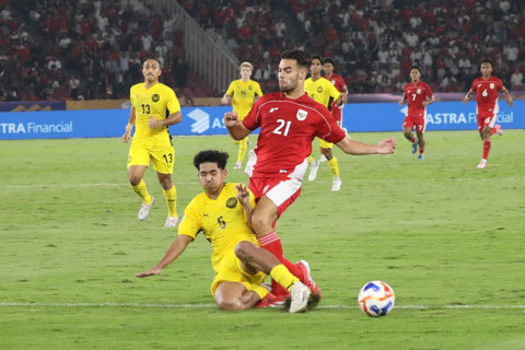Pemain Timnas U-23 Indonesia Jens Raven berebut bola dengan pemain Timnas U-23 Malaysia Muhammad Shafizan pada pertandingan Grup A Piala AFF U-23 2025 di Stadion Utama Gelora Bung Karno (SUGBK), Senayan, Jakarta, Senin (21/7/2025). Foto: Syawal Darisman/kumparan