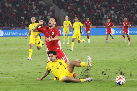 Pemain Timnas U-23 Indonesia Jens Raven berebut bola dengan pemain Timnas U-23 Malaysia Muhammad Shafizan pada pertandingan Grup A Piala AFF U-23 2025 di Stadion Utama Gelora Bung Karno (SUGBK), Senayan, Jakarta, Senin (21/7/2025). Foto: Syawal Darisman/kumparan