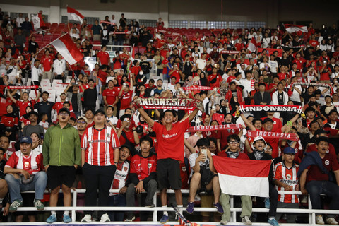 Suporter Indonesia memberikan dukungan saat Timnas U-23 Indonesia melawan Timnas U-23 Malaysia pada pertandingan Grup A Piala AFF U-23 2025 di Stadion Utama Gelora Bung Karno (SUGBK), Senayan, Jakarta, Senin (21/7/2025). Foto: Syawal Darisman/kumparan