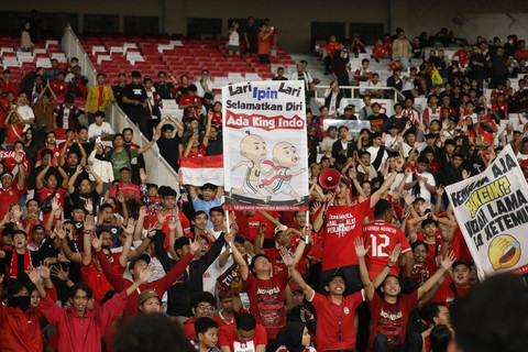 Suporter Indonesia memberikan dukungan saat Timnas U-23 Indonesia melawan Timnas U-23 Malaysia pada pertandingan Grup A Piala AFF U-23 2025 di Stadion Utama Gelora Bung Karno (SUGBK), Senayan, Jakarta, Senin (21/7/2025). Foto: Syawal Darisman/kumparan