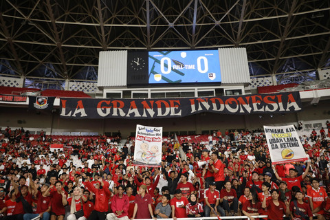 Suporter Indonesia memberikan dukungan saat Timnas U-23 Indonesia melawan Timnas U-23 Malaysia pada pertandingan Grup A Piala AFF U-23 2025 di Stadion Utama Gelora Bung Karno (SUGBK), Senayan, Jakarta, Senin (21/7/2025). Foto: Syawal Darisman/kumparan