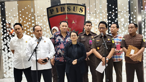 Jumpa pers penetapan tersangka baru dalam kasus dugaan korupsi pemberian kredit kepa... </div>
<div class=