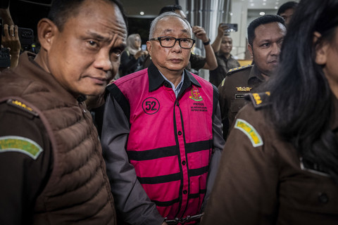 Direktur Keuangan PT Sritex Periode 2006-2023 Allan Moran Severino (tengah) berjalan memasuki mobil tahanan usai menjalani pemeriksaan di Kejaksaan Agung, Jakarta, Selasa (22/7/2025). Foto: Bayu Pratama S/ANTARA FOTO