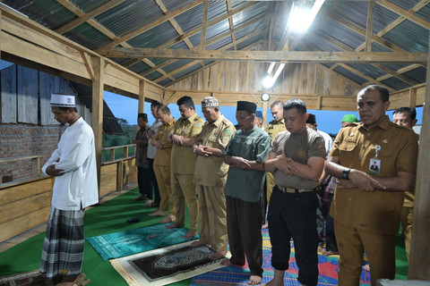 Gubernur Sumatera Utara Bobby Nasution shalat berjamaah saat kunjungan kerja ke Pulau Kampai pada Senin (21/7/2025). Foto: Dok. Istimewa