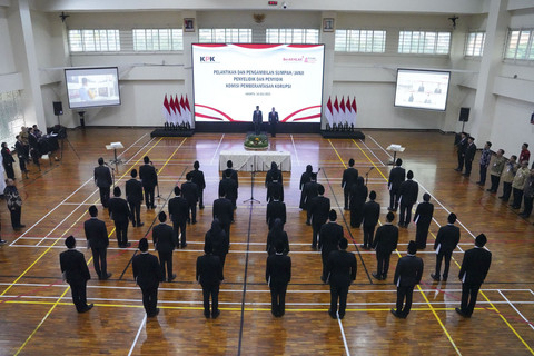 KPK melantik dan mengambil sumpah/janji 40 insan KPK yang terdiri dari 9 penyelidik dan 31 penyidik di Gedung Merah Putih KPK, Jakarta, pada Jumat (18/7/2025). Foto: KPK