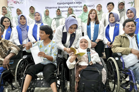 Penasihat I DWP Kemensos Fatma Saifullah Yusuf didamping Penasihat 2 DWP Kemensos Intan Agus Jabo memberikan bantuan Asistensi Rehabilitasi Sosial (ATENSI) di BBPPKS Yogyakarta, Selasa (22/7/2025). Foto: Kemensos RI