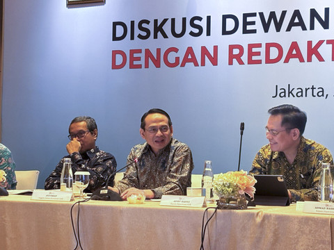 Kepala Eksekutif Pengawas Lembaga Pembiayaan, Perusahaan Modal Ventura, Lembaga Keuangan Mikro, dan Lembaga Jasa Keuangan Lainnya (PVML) di Otoritas Jasa Keuangan (OJK) Agusman (tengah) saat berdiskusi dengan redaktur media, Selasa (22/7/2025). Foto: Nicha Muslimawati/kumparan