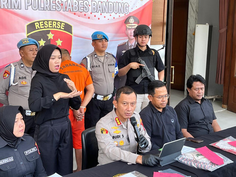 Kapolrestabes Bandung, Kombes Pol Budi Sartono, menjelaskan kasus marbut cabuli gadis cilik, Selasa (22/7/2025). Foto: Alya Zahra/kumparan