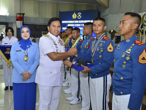 Kepala Staf Angkatan Laut Laksamana TNI Dr. Muhammad Ali memimpin acara Penutupan Pendidikan 433 Taruna Gedung Maspardi, Kampus Akademi TNI AL (AAL), Bumimoro, Surabaya. Kamis (10/7/2025). Foto: Dok. TNI AL