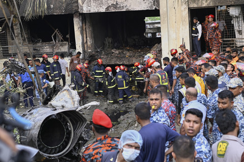 Petugas pemadam kebakaran mencari korban selamat setelah pesawat latih Angkatan Udara Bangladesh yang jatuh ke kampus sekolah tak lama setelah lepas landas di Dhaka, Bangladesh, Senin (21/7/2025). Foto: Mahmud Hossain Opu/AP Photo