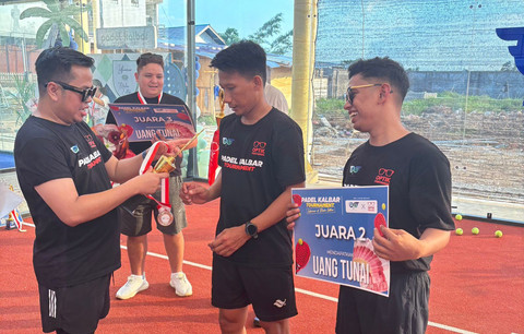 Owner Optik Pontianak, Prima Emon, menyerahkan hadiah kepada Ardy, wakil dari Hi!Pontianak dan Riza dari Pontianak Informasi yang meraih juara kedua pada tournamen padel pertama di Kalbar. Leo Prima/Hi!Pontianak