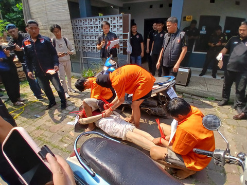Rekonstruksi kasus pembunuhan perempuan terborgol di Cisauk, Kabupaten Tangerang, Selasa (22/7/2025). Foto: kumparan
