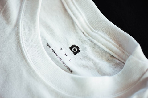 Apa Nama Fenomena Baju Putih yang Menguning Ketika Sudah Lama Disimpan? Foto Hanya Ilustrasi. Sumber Foto: Unsplash.com/CHUTTERSNAP